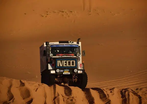 Ok, ma cos&rsquo;&egrave; il bivacco della Dakar 2025? Tempeste di sabbia, odio e amore, un freddo caino: il reportage dall'Arabia | EP3