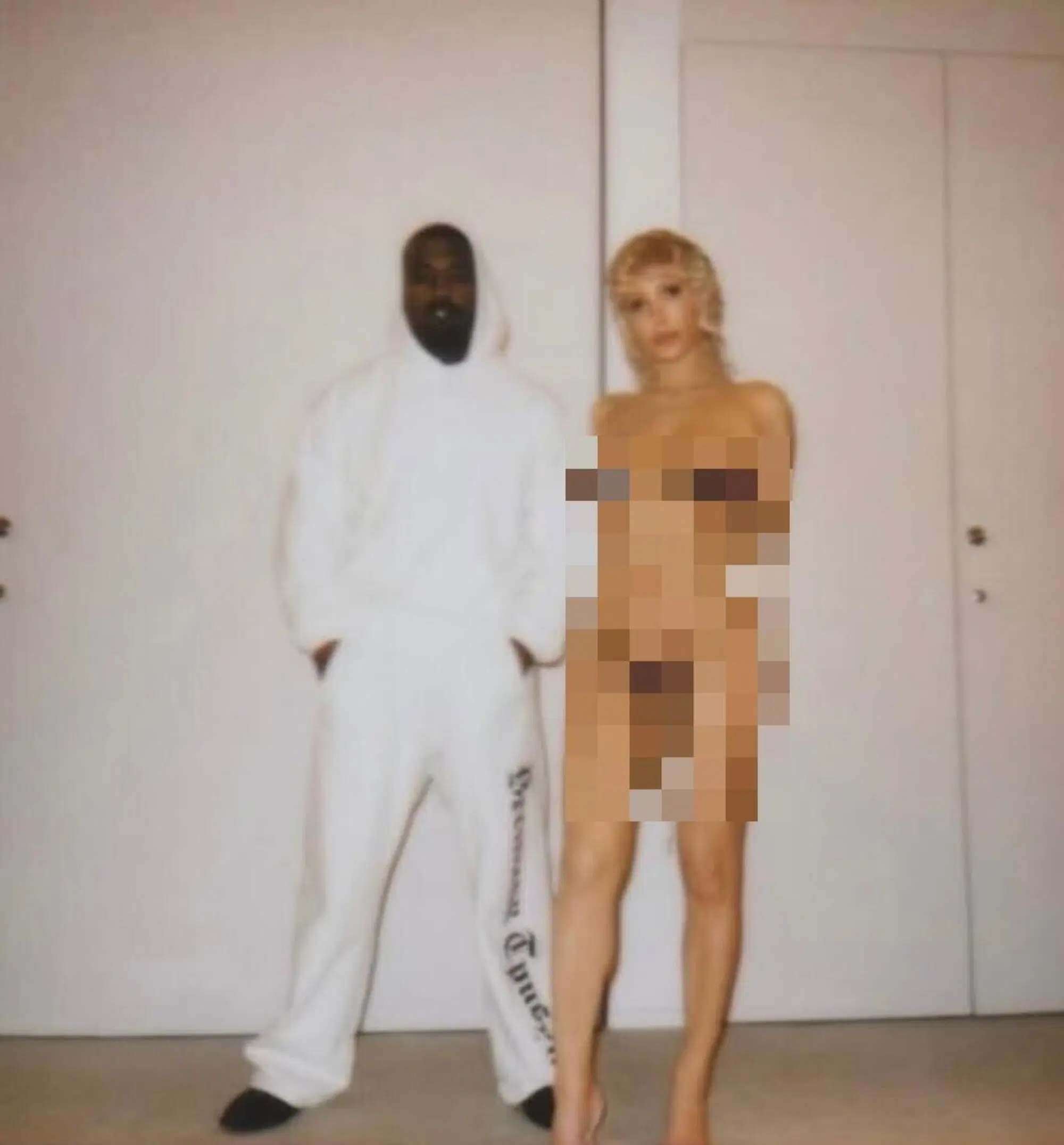 "Happy new year" da Bianca Censori e Kanye West (foto non censurata in fondo alla pagina)
