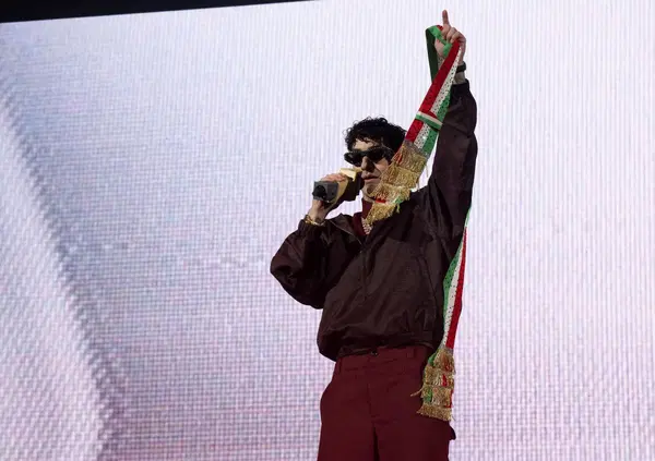 Davvero Tony Effe &egrave; un'icona del femminismo? Hoara Borselli era al Capodanno del Palaeur tra tr*ie, mamme e acqua frizzante e ce lo spiega: ma vi convince?