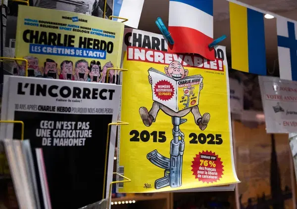 Charlie Hebdo, che cos'era, cos'&egrave; diventato e perch&eacute; &egrave; molto pi&ugrave; del giornale vittima della strage islamista di 10 anni fa. E in Italia non ci sar&agrave; mai...