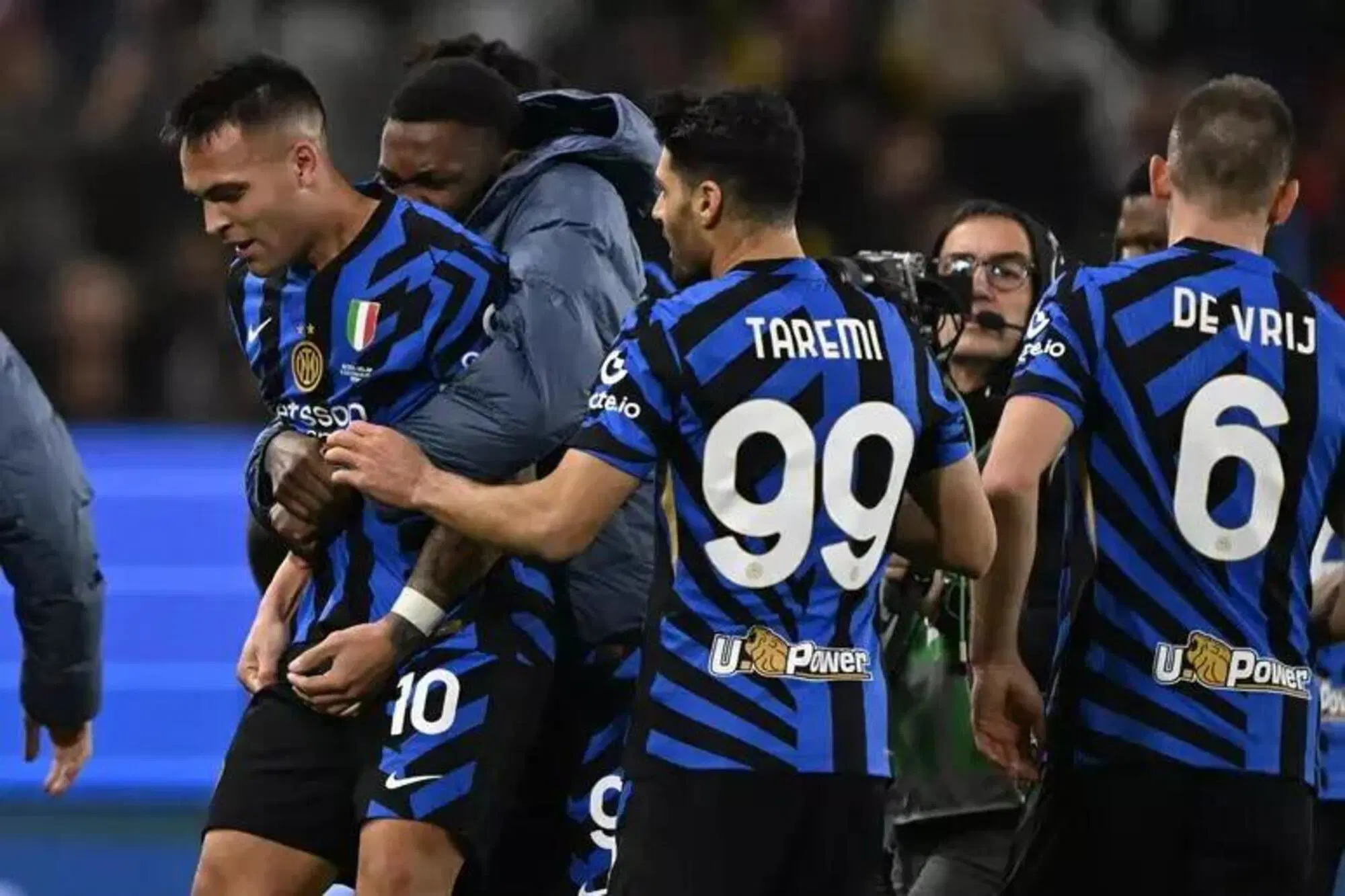 Lautaro e l'abbraccio dopo il gol