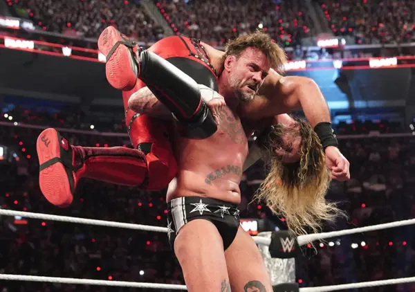 Wwe Raw debutta su Netflix, com'&egrave; andata? Vecchie leggende (The Rock, John Cena e Hulk Hogan) e un trionfo (Cm Punk o Seth Rollins?). E Logan Paul (in attesa di McGregor?)...
