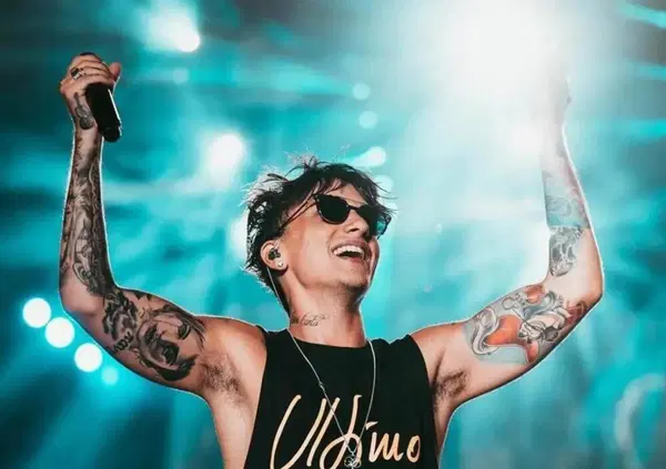 Continuate a odiare Ultimo, ma ha fatto un nuovo record, con il tour 2025 negli stadi sold out. &Egrave; l&rsquo;erede naturale di Vasco Rossi?