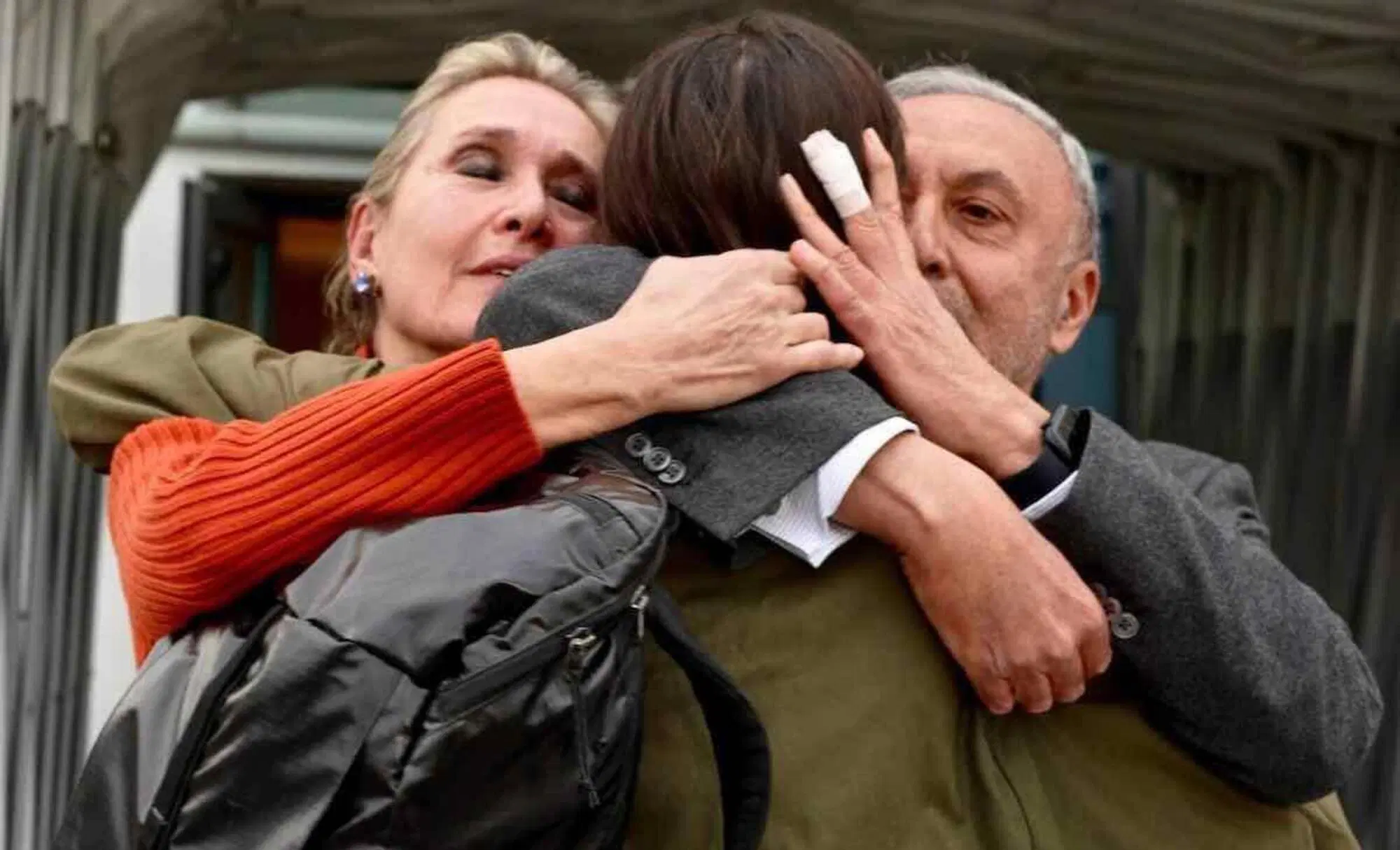 L'abbraccio di Cecilia con i genitori