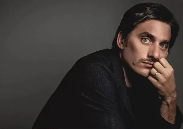 Luca Marinelli, la &ldquo;sofferenza&rdquo; di interpretare Mussolini e la "patente di sinistra" &egrave; un male necessario? Per Paolina Saulino s&igrave;: "Altrimenti al cinema non si lavora". Ma di storia cosa ne capisce?