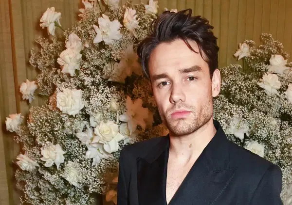 Morte di Liam Payne, ma cos'&egrave; la storia del "capro espiatorio"? Le parole dell'amico arrestato rimettono in discussione tutta la vicenda del cantante ex One Direction o sono un depistaggio?