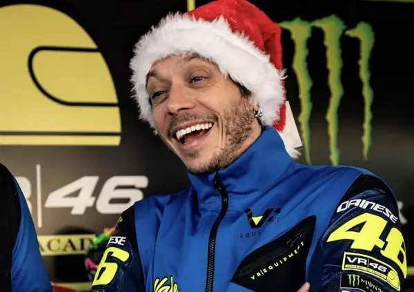 Valentino Rossi torna a produrre gag stile "Pollo Osvaldo" mentre mangia un panino col pollo: Signori, la 100 km dei Campioni &egrave; gi&agrave; una hit [VIDEO]