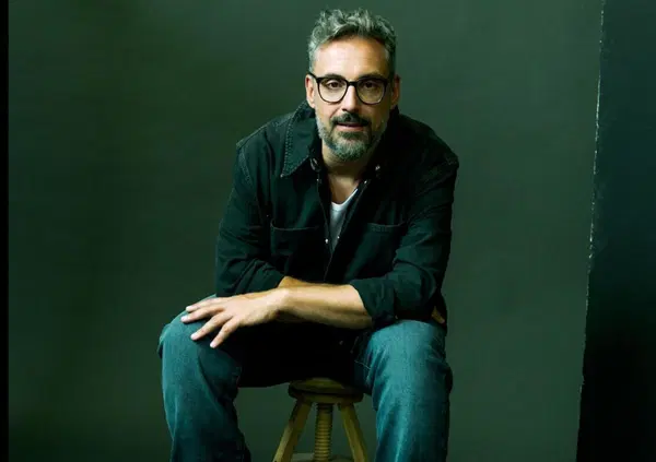 Siamo stati a pranzo con Brunori Sas per ascoltare il nuovo disco, ma com'&egrave;? Di disarmante semplicit&agrave;. E la canzone di Sanremo 2025 e il tour che si chiuder&agrave; al Circo Massimo di Roma... 