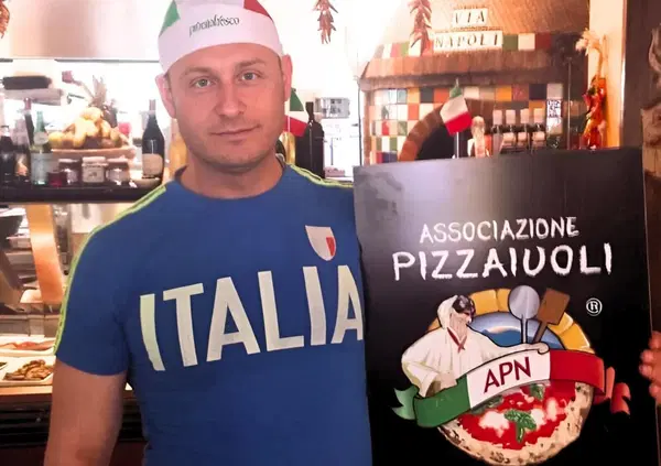 La storia del pizzaiolo arruolato coi russi e arrestato in Ucraina &egrave; un promo dell&rsquo;Italia? Da Toto Cutugno al trono di Uomini e Donne, ecco perch&eacute; Gianni Cenni col suo video tragicomico sembra l'italiano medio: siamo tutti (o alcuni) come lui?