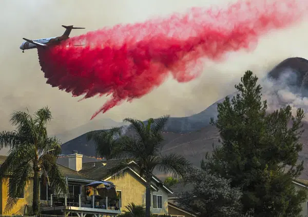 Incendio di Los Angeles, ma cos&rsquo;&egrave; la strana cosa rosa che piove sulla citt&agrave;? Intanto la California continua a bruciare: ecco i danni e le perdite economiche stimati dagli esperti