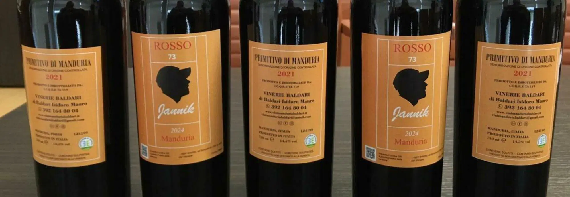 Le bottiglie di "Rosso Sinner" regalate a Jannik