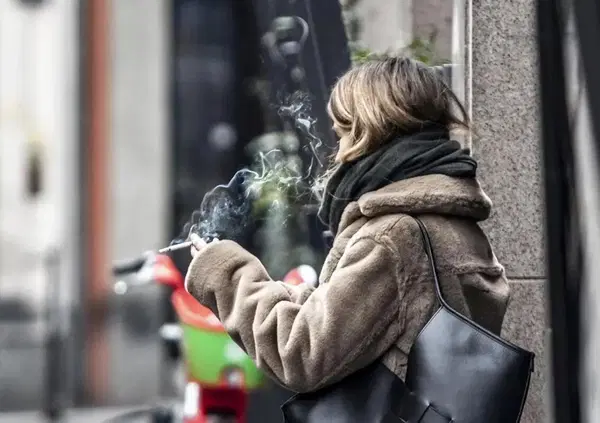 Il divieto di fumare sigarette a Milano? L'ennesima presa per il c*lo. Piuttosto, smettete di vendercele!