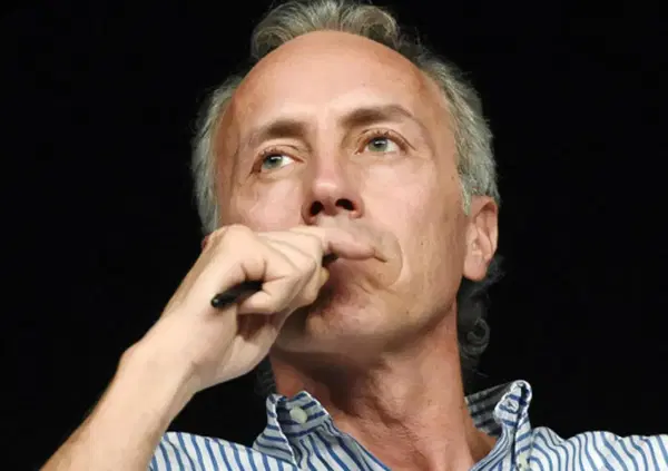 M - Il figlio del secolo (Sky), Marco Travaglio asfalta Marinelli e Scurati: &ldquo;Quello non &egrave; Benito Mussolini. Tra marionette, parodie e sagome da teatro...&rdquo;. Ecco l'attacco del direttore del Fatto Quotidiano alla serie sul Duce