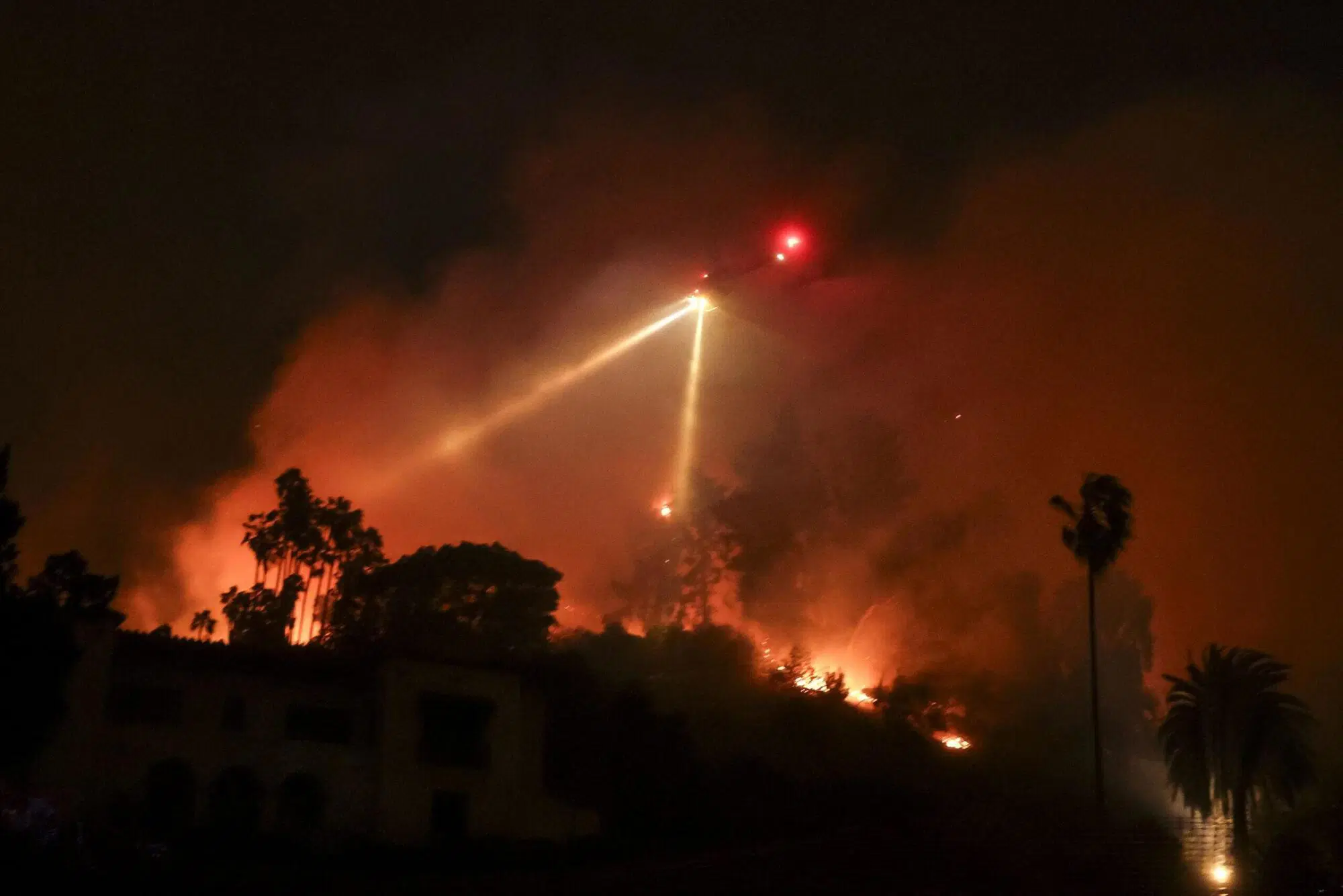 Un'immagine degli incendi a Los Angeles