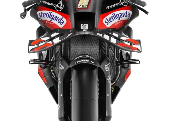Aprilia: la nuova era &egrave; cominciata. Jorge Martin (con l'1) e Marco Bezzecchi hanno tolto il velo alla RS-GP 2025: ok l&rsquo;aero, ma &egrave; nel V4 il vero segreto