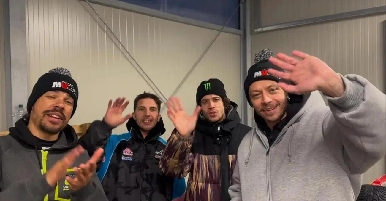 Pioggia, freddo, sportellate e un paio di furgoni: Valentino Rossi, con Migno, Morbidelli e Bezzecchi, ha parcheggiato i biberon per un sabato