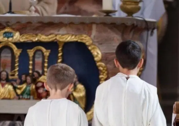 Sono 67 i casi di abusi sessuali su minori nella chiesa altoatesina: ma veramente uno dei preti coinvolti celebr&ograve; anche il funerale di una delle sue vittime?