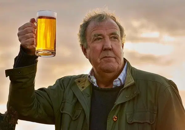 Davvero Jeremy Clarkson &egrave; diventato salutista? Ecco le rivelazioni dell'ex Top Gear: dalle salsicce al sedano &egrave; un attimo? E l'operazione e i problemi di cuore...