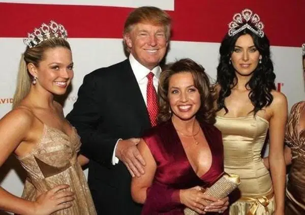 Trump, le modelle e la denuncia dimenticata: ma cosa c'entra Miss Universo? E chi &egrave; l'imprenditore coinvolto? Vi raccontiamo tutto, perch&eacute; c'&egrave; di mezzo anche qualcuno di noi...