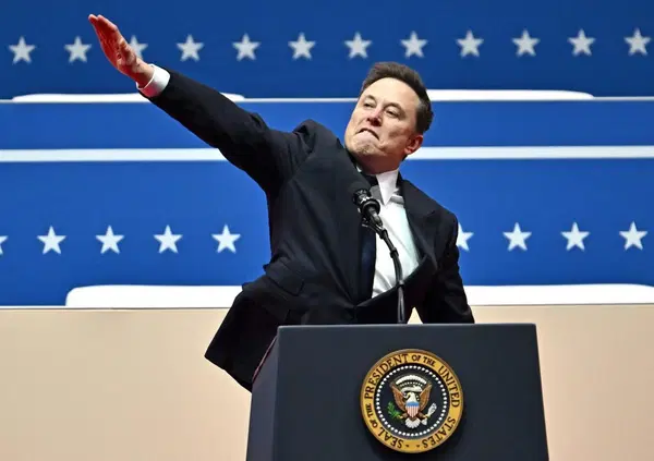 Quello che non considerate quando vedete Musk che fa il saluto romano come Hitler 