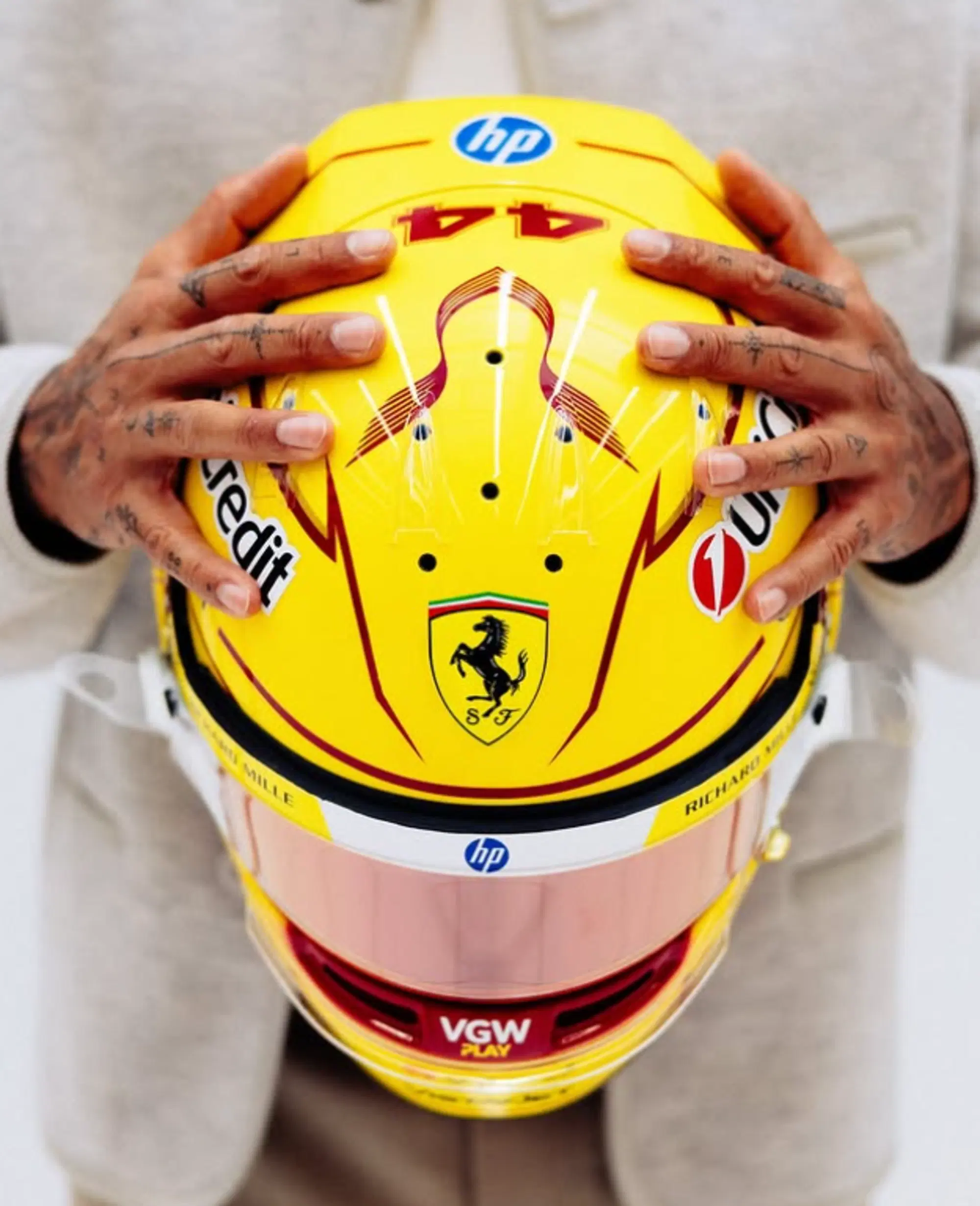 Il casco scelto da Lewis Hamilton per iniziare l'avventura in Ferrari