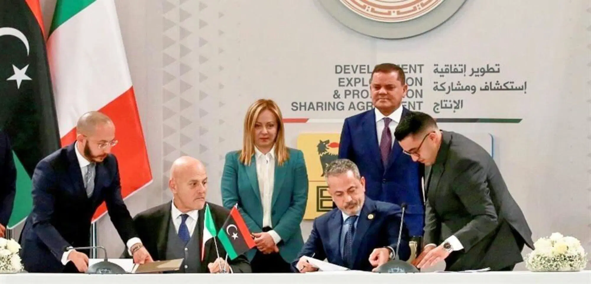 La firma dell'accordo tra Claudio Descalzi (Eni) e da Farhat Bengdara (Noc) del 2023 in presenza dei due primi ministri, Giorgia Meloni e Abdul Hamid Mohammed Dbeibeh