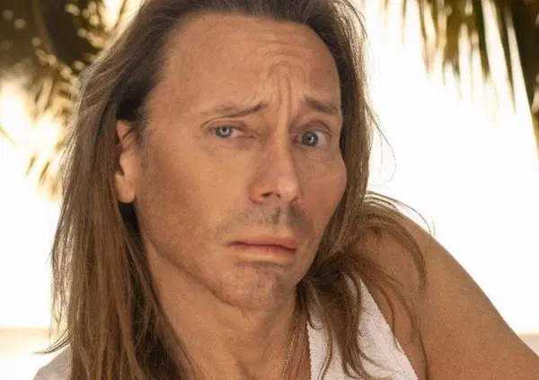 Ma cosa caz*o &egrave; successo a Bob Sinclar? "&Egrave; il dj o Ornella Vanoni?" Ma, tra faccia e facciata di marketing, non sar&agrave; una trovata in stile The Weeknd?
