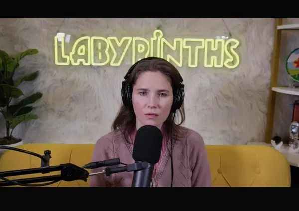 Ma perch&eacute; Amanda Knox (condannata per Lumumba) risponde alle accuse solo da J-Ax a &ldquo;Non aprite quella Podcast&rdquo;? Ecco cos'ha detto tra le lacrime: &ldquo;Una poliziotta mi ha dato due schiaffi in testa perch&eacute;&hellip;&rdquo;