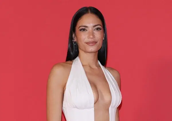 Le bombe di Selvaggia Lucarelli contro Elodie: &ldquo;Ho finto di credere che dietro alla scelta di svestirsi ci fossero messaggi di emancipazione femminile, Ma ora basta... La pi&ugrave; democristiana&rdquo;. L'attacco sul caso Schlein-Meloni