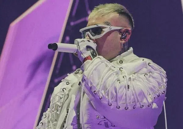 Siamo stati al concerto di Lazza al Forum di Assago (Milano). Com&rsquo;&egrave; andata col Locura Tour? Tra l'omaggio ad Anna e un mondo nuovo, ecco perch&eacute; il rapper spacca di brutto