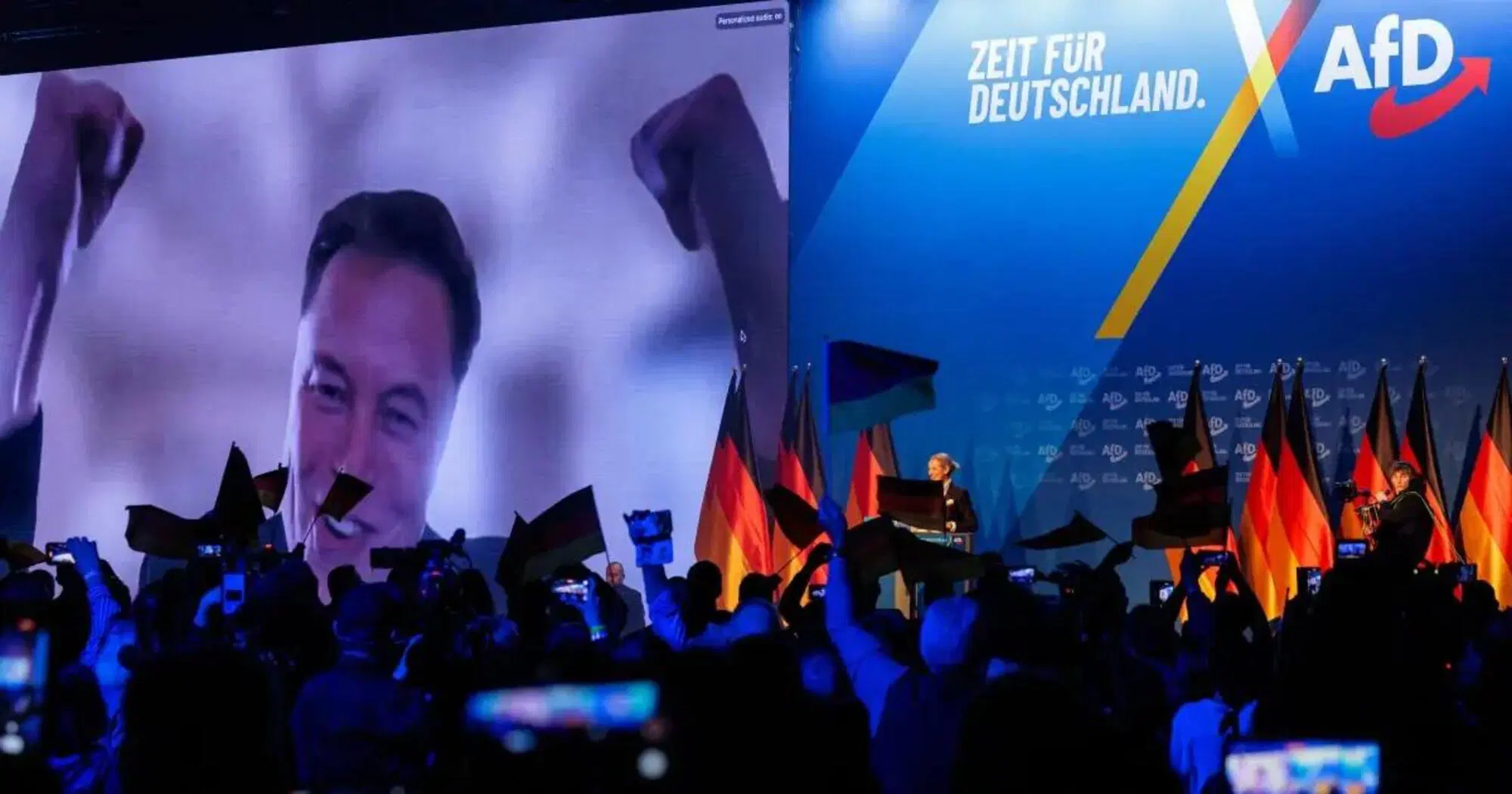 Elon Musk durante la cerimonia per la campagna elettorale dell'Afd 