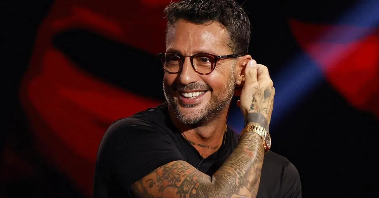Le bombe (a pagamento) di Fabrizio Corona su Fedez e Ferragni a Falsissimo: &ldquo;Durante il matrimonio si &egrave; nascosto per chiamare&hellip;&rdquo;. Chi &egrave; Angelica Montini, &ldquo;il vero amore&rdquo;. La serata a New York e cosa c'entra &ldquo;Romi&rdquo; Bindi?