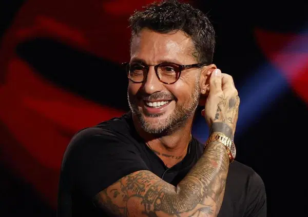 Le bombe (a pagamento) di Fabrizio Corona su Fedez e Ferragni a Falsissimo: &ldquo;Durante il matrimonio si &egrave; nascosto per chiamare&hellip;&rdquo;. Chi &egrave; Angelica Montini, &ldquo;il vero amore&rdquo;. La serata a New York e cosa c'entra &ldquo;Romi&rdquo; Bindi?