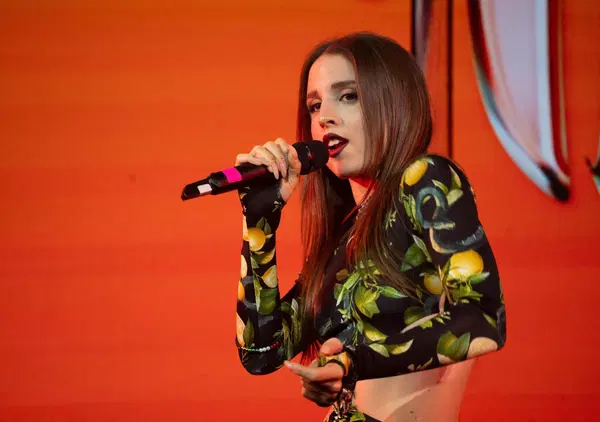 Ma come sta davvero Angelina Mango? &ldquo;Esisto anche se non posto sui social. Sto scoprendo la realt&agrave;&rdquo;. &Egrave; in rehab dalle piattaforme o c'&egrave; di pi&ugrave;?