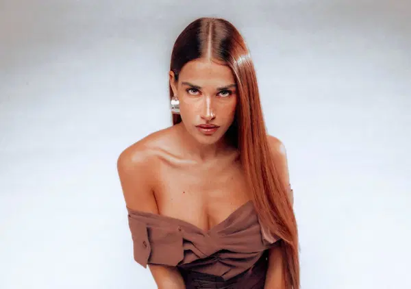 Abbiamo incontrato Clara, a Sanremo con &ldquo;Febbre&rdquo;, e ci ha spiegato da dove nasce la canzone (prima di Diamanti grezzi). Ecco perch&eacute; &egrave; un&rsquo;icona della musica italiana