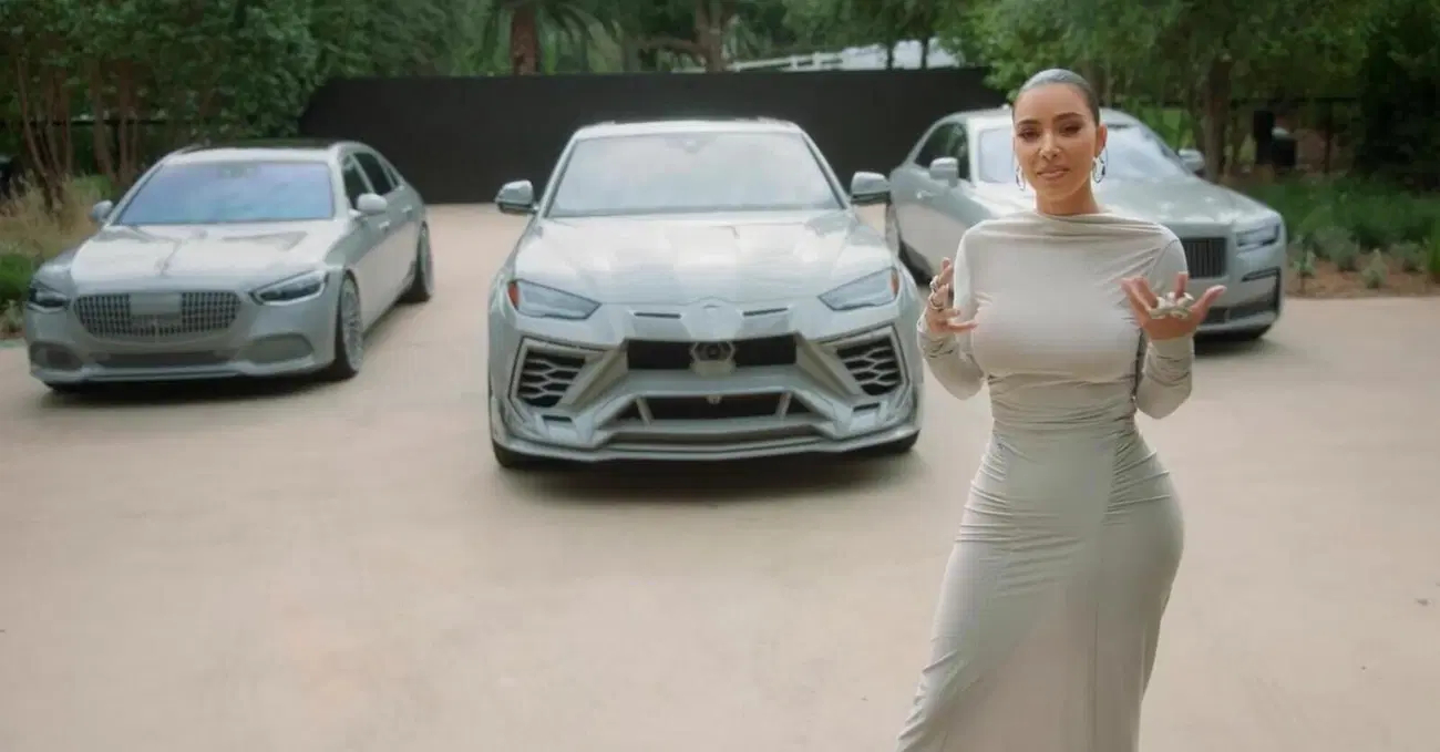 Ok, ma avete visto Kim Kardashian che spacca una Bmw con una mazza da baseball? C'entra Kanye West? O forse Beyonc&eacute;... [VIDEO]