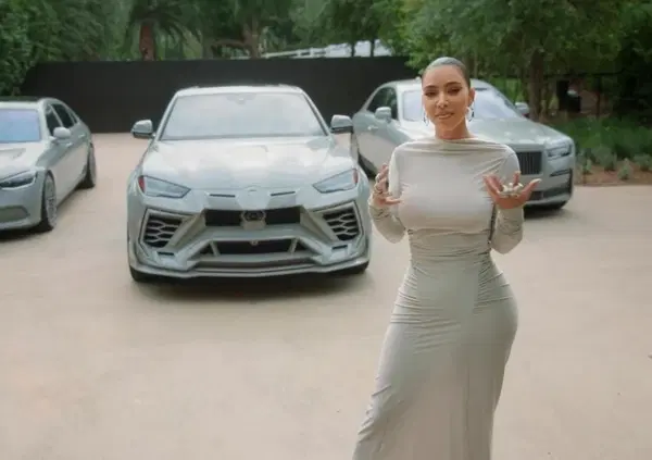 Ok, ma avete visto Kim Kardashian che spacca una Bmw con una mazza da baseball? C'entra Kanye West? O forse Beyonc&eacute;... [VIDEO]