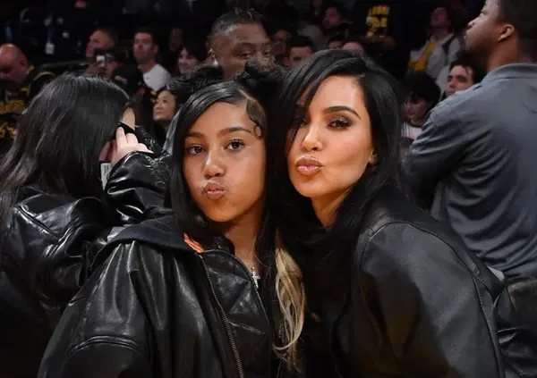 Tra Bianca Censori e Kim Kardashian, la figlia di Kanye, North West non sa pi&ugrave; chi copiare? O c'entra sempre pap&agrave; Ye?