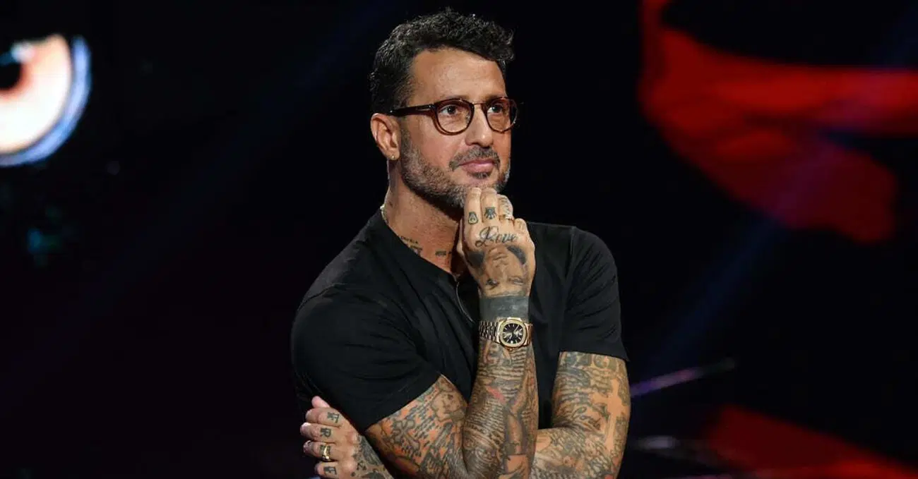 Da Bridgerton a City Life, ma Fabrizio Corona con le bombe su Chiara Ferragni e Fedez &egrave; la nostra Lady Whistledown?