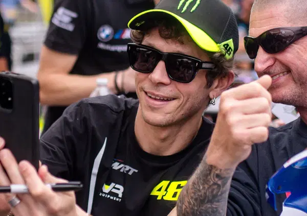 Signori, questo weekend inizia il 2025 di Valentino Rossi: ecco tutto quello che c'&egrave; da sapere sulla 12 ore di Bathurst, prima gara dell'anno per il Doc