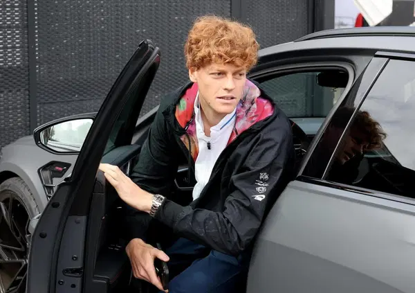 Ma l'avete visto Sinner che guida un'Audi in edizione limitata a Montecarlo? Ecco modello, prezzo e caratteristiche dell'auto di Jannik [VIDEO]