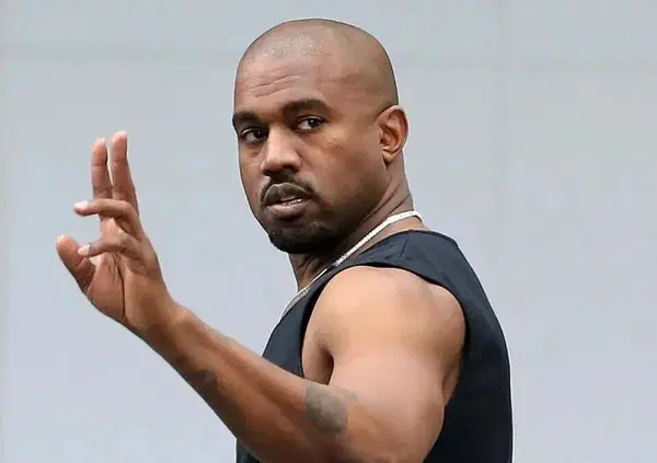 Kanye West scappa dai processi per non finire come Diddy? Che ci fa sempre a Tokyo mentre l'ex assistente lo cerca per portarlo in tribunale?