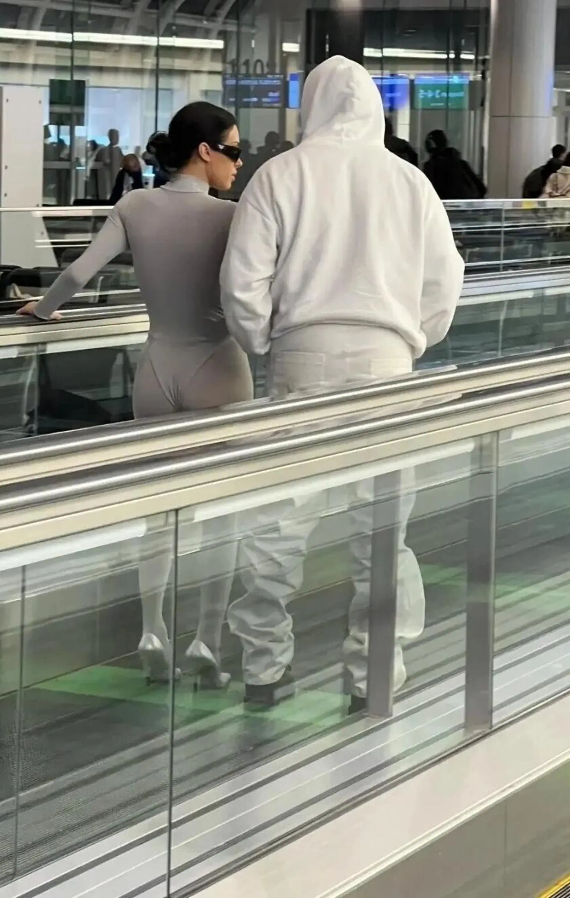 Bianca Censori e Kanye West intergalattici all'aeroporto di Tokyo