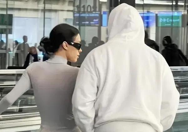 Bianca Censori e Kanye West, rieccoli assieme: il body perizoma come status symbol e il viaggio senza meta di Ye e della moglie, mentre Kim Kardashian e i figli&hellip;