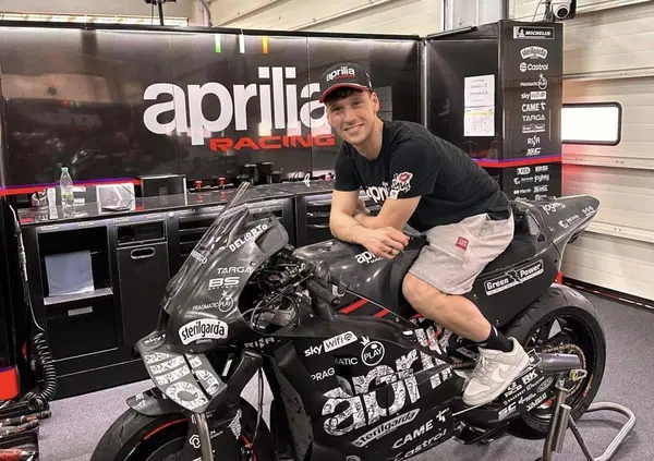 Ok, ma avete visto l'amore di Aprilia per il dettaglio sulla livrea test di Savadori? Intanto Ai Ogura fa gi&agrave; paura e Rivola avvisa: "&Egrave; solo l'inizio..."