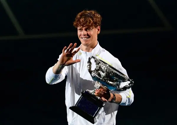 [VIDEO] Jannik Sinner scimmiotta Charles Leclerc e si innamora di una golf car? Il suo debutto da vlogger &egrave; la cosa pi&ugrave; bella che vedrete oggi