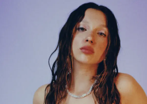 Sarah Toscano da Amici a Sanremo: &ldquo;Maria De Filippi? Come una mamma. Le ho fatto vedere tutti gli outfit per il Festival&rdquo;. Modelli? &ldquo;Dua Lipa e Chiara Galiazzo&rdquo;. E su Amarcord e gli Ofenbach all'Ariston&hellip; 