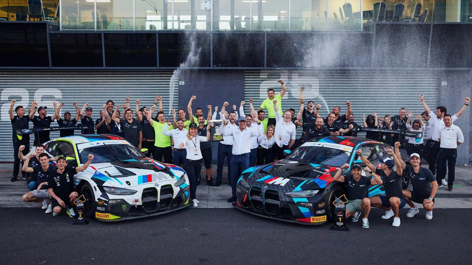 La foto per festeggiare il successo della BMW