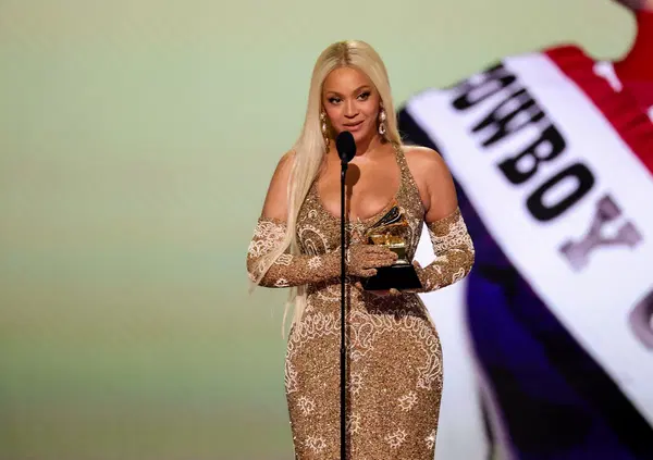 Beyonc&eacute; meritava di vincere ai Grammy Awards? Cowboy Carter &egrave; davvero il miglior album in assoluto del 2024? Ecco perch&eacute; potrebbe essere questione di complotti e meme sui ringraziamenti...