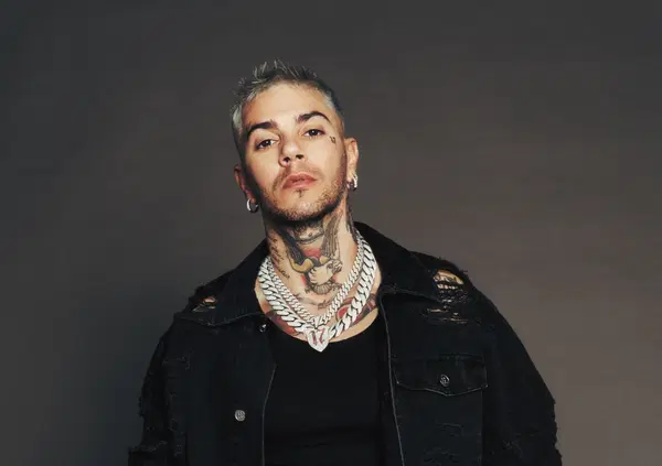 Abbiamo ascoltato il primo brano di Sanremo 2025, quello di Emis Killa dopo il ritiro. Ma com&rsquo;&egrave;? Una volta agli autoscontri mettevano Danza Kuduro, adesso la hit sar&agrave; Demoni&hellip;